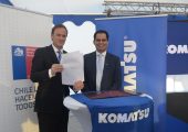 Felipe Ward, ministro de Bienes Nacionales, y Daniel Rojas, gerente general de Komatsu Reman Center Chile