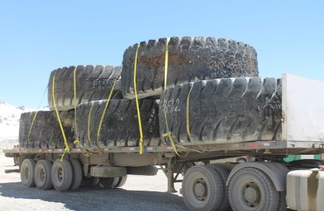 Trabajos de retiro de neumáticos en Cerro Amarillo. Foto: Antofagasta Minerals